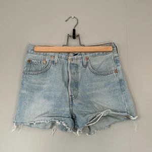 Levis shorts - Använd - i relativt fint skick, någon fläck vid lappen. Vet ej om den går bort i tvätten eller inte, ser ut som att de kommer från lädret.