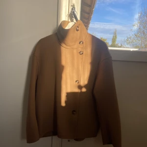 Arket kappa - Kappa från arket, köpte för något år sedan men har knappt använt den! Superfin men känner att det inte är min stil längre🫶🏻 Det är en lite tunnare höst/vårjacka! Öppen för prisförslag!