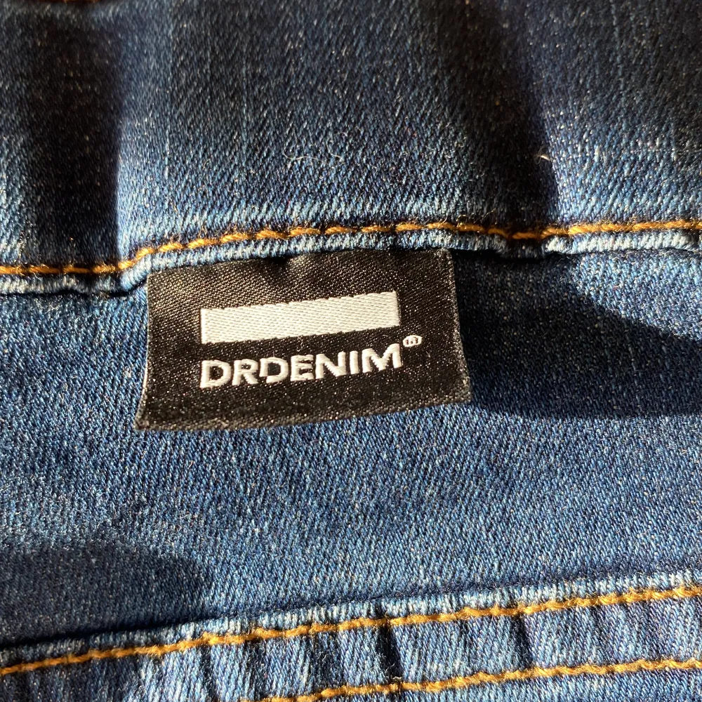 Ett par fina jeans som är mid Rise. Står ingen storlek men den skulle passa en 38a❤️skriv för mer info☺️. Jeans & Byxor.