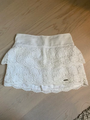 Kjol från Hollister - Superrrr söt mini kjol från hollister! Säljer pga för liten 🫶