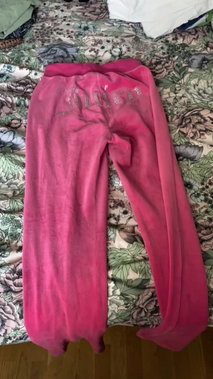 jucie byxor  - tappat metalen på en av snöret