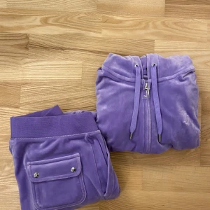 Juicy couture sett - Säljer det här fina juicy couture settet i lila färg!💜settet är i nyskick och endast andvända Max 2-3 gånger,(därav priset)💜 båda delarna är i strl xs❤️tryck gärna på köp nu!❤️innerbenet: 83cm, midjemått 31 (rakt över) med stretch!