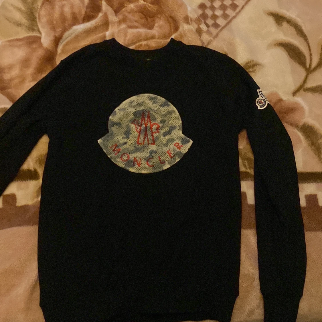 Moncler tröja,aldrig använd anledning för att den inte passade min stil, de är äkta,tveka inte och slå en pling!