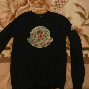 Moncler tröja,aldrig använd anledning för att den inte passade min stil, de är äkta,tveka inte och slå en pling! - Den är i bra skick aldrig använd