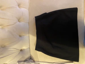 Svart kjol - Säljer min svarta kjol som nu inte kommer till användning. Skit snygg för att fixa en outfit. Nypris 300kr säljer för 90kr