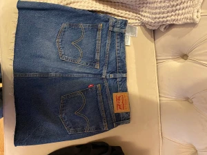 Jeans kjol - Säljer min Levis jeanskjol som inte används då det inte är min stil. Passar till allt. Nypris 800kr säljer för 200kr pris kan diskuteras. 
