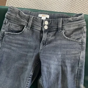 Gina tricot byxor - Jag säljer dessa Gina tricot byxor i storlek 152 för att dem är försmå. Jag köpte byxorna för 350 och säljer för 300 