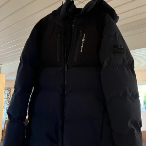 Sail Racing vinterjacka - En fantastisk fin vinter jacka i topp skick! Jackan har inte en ända repa eller hål. Jackan ser så gott som ny ut. Priset kan diskuteras vid en smidig affär!