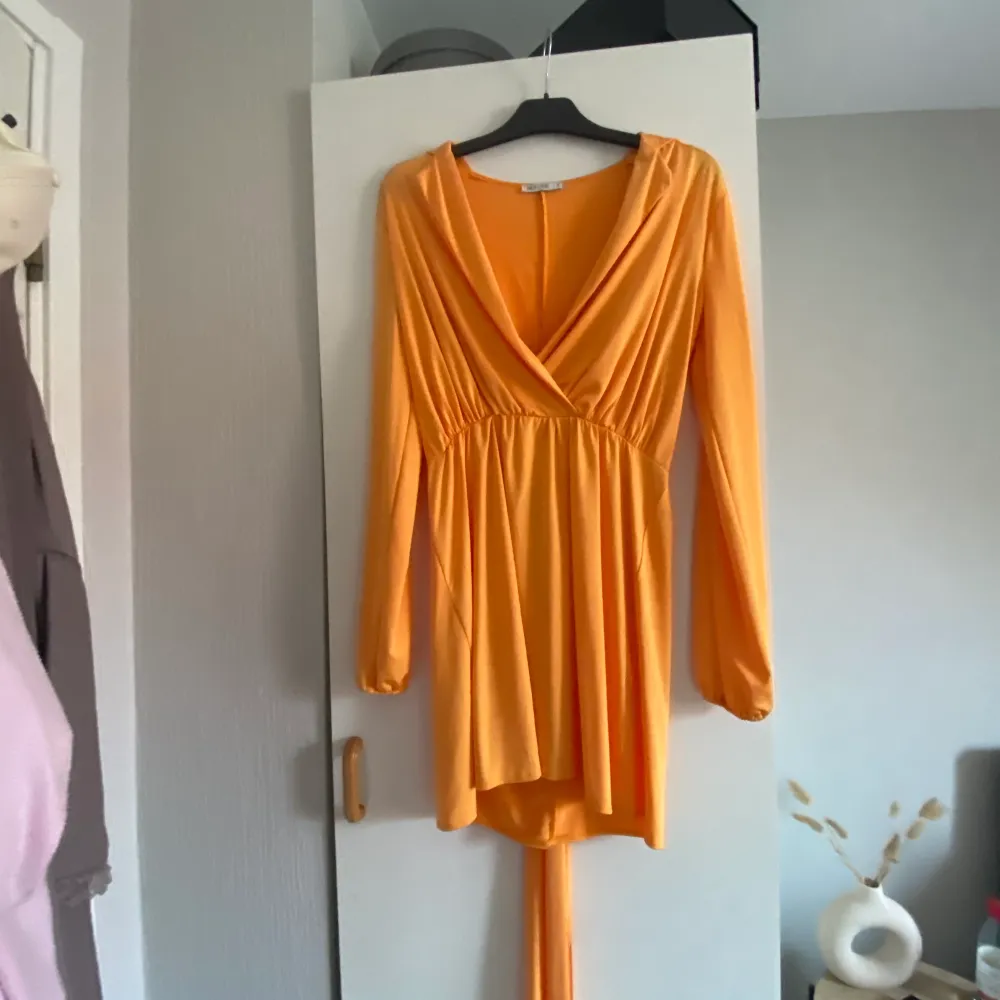 Orange klänning stl s  Svart M . Klänningar.