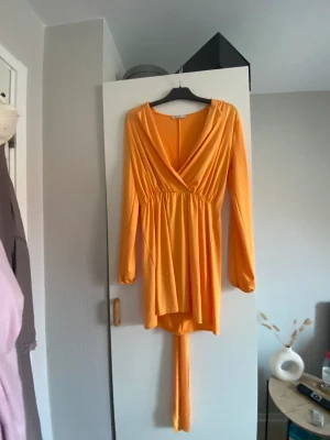 Känningar 50 kr stycket  - Orange klänning stl s  Svart M 
