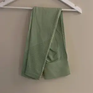 Gröna Scrunch tights från SHEIN. Använda men är fortfarande i väldigt bra skick. 