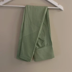 Träning tights - Gröna Scrunch tights från SHEIN. Använda men är fortfarande i väldigt bra skick. 