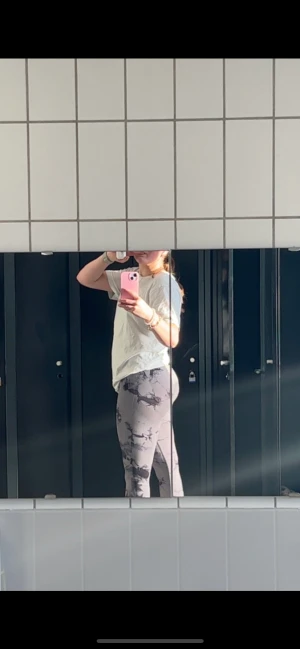 Tränings tights med Scrunch🤎 - Grå Scrunch tränings tights från SHEIN. Använda få gånger. Bra skick.