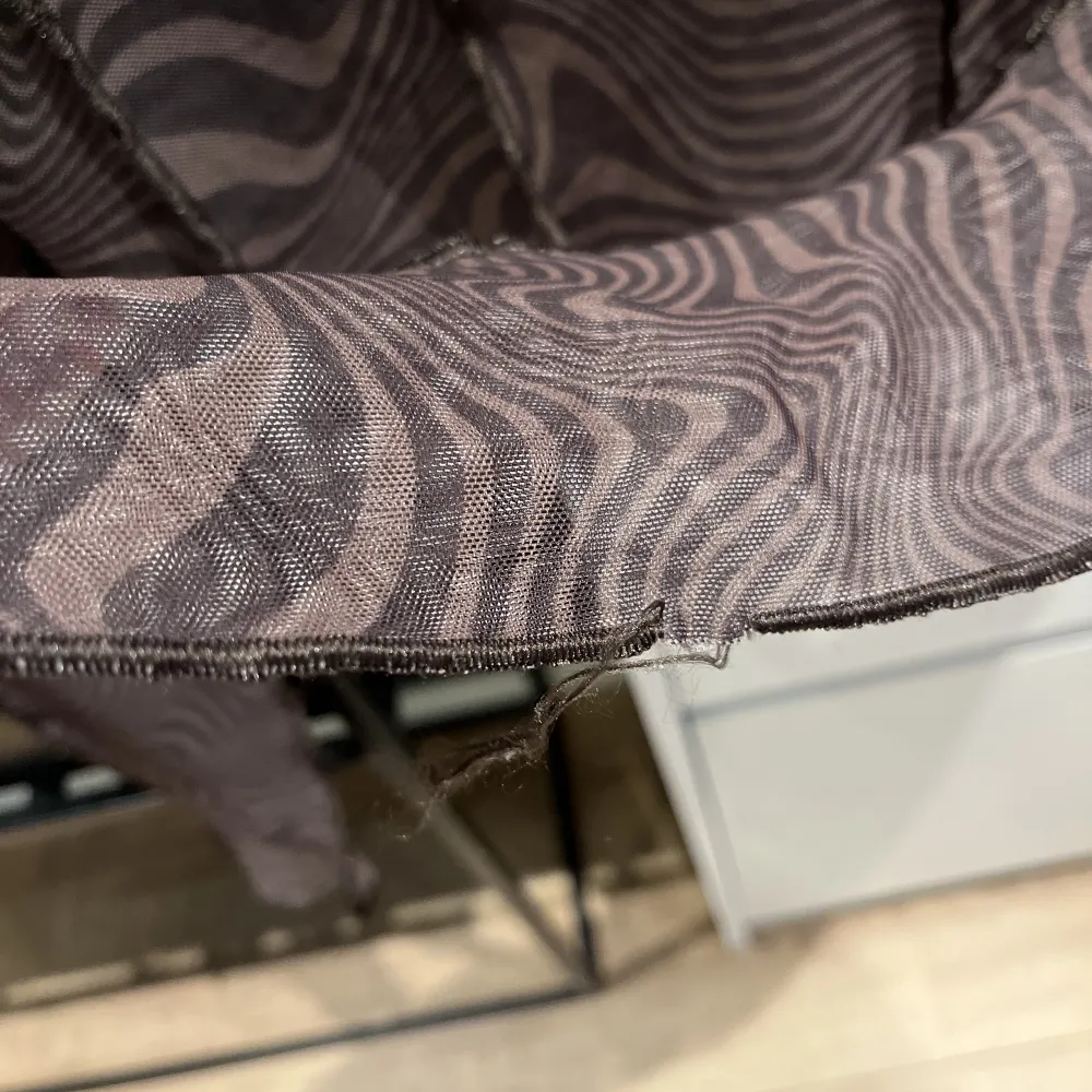 Fin genomskinlig tröja med zebra mönster. Snyggt att ha med en topp under. Använd en enstaka gång. Från h&m och i storlek XS.. Tröjor & Koftor.