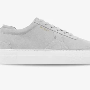 Axel arigato - Säljer mina fina Axel arigato sneakers. Nypris 1750kr, säljer för 500kr. Sparsamt använda och i fint skick. Passar mig som har stl 39/40