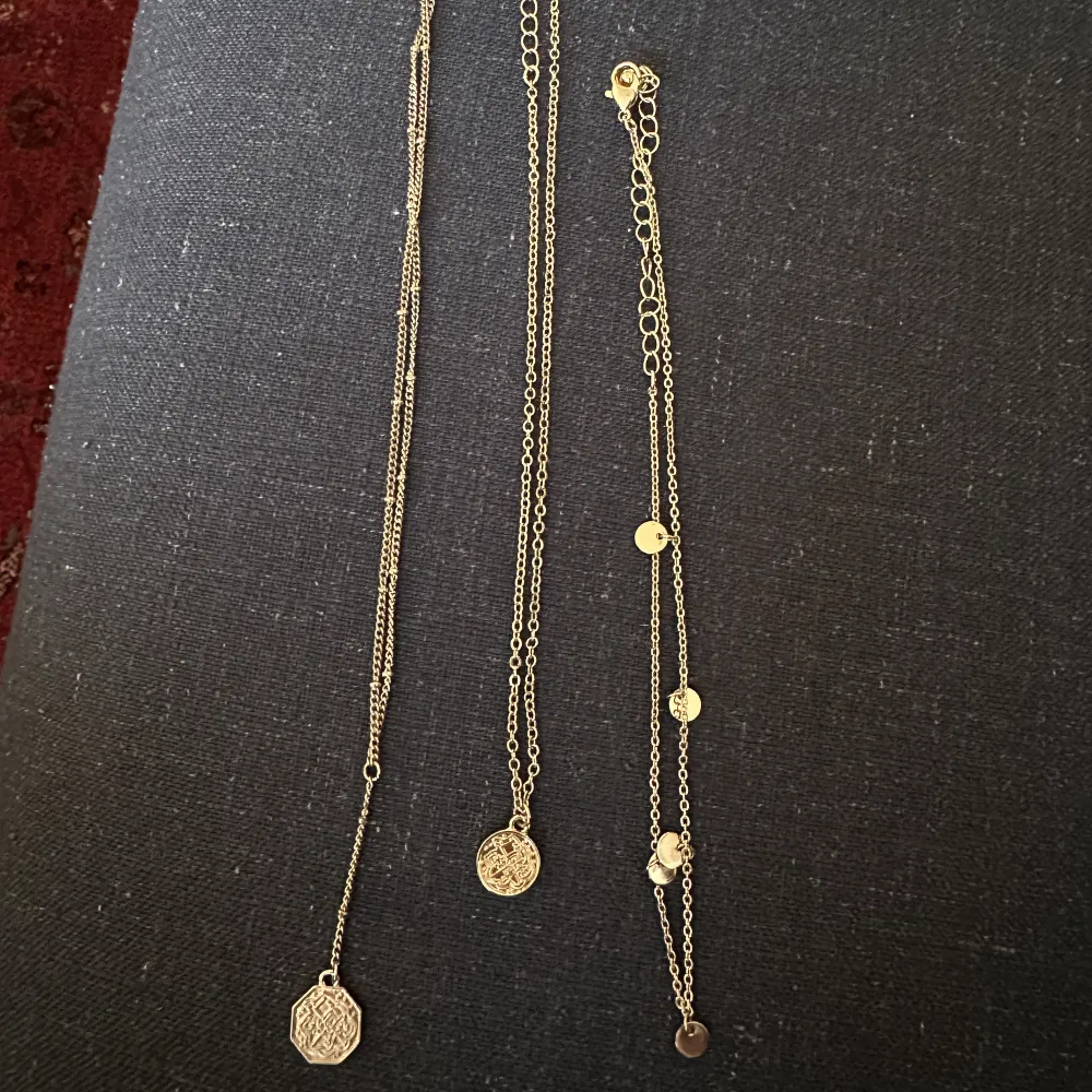 3 halsband som hänger ihop, tanken är att bära dem tillsammans enligt bild 2 men det går att bära enskilt också 💕. Accessoarer.