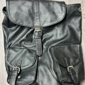 Ryggsäck  - Svart ryggsäck i skinn! Många bra fack🖤
