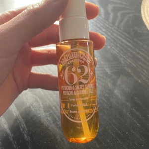 Sol De Janeiro body mist - Pistachio & Salted Caramel body mist, nr 62, från sol De Janeiro! Obs endast 30 ml flaska, lite över 20 ml kvar.