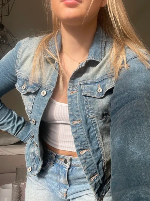 Jeansjacka  - Jättefin jeansjacka från only, använd men i fint skick