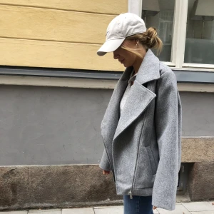 Grå jacka från Lojsan Wallin x Bubbleroom - Storlek: 38 Pris är ink frakt  Material: polyester, acrylic  Skick: Inga anmärkningar 