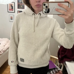 Champion huvtröja - Jätte fin, varm och mysig, fluffig vit champion huvtröja, bra skick, nästan aldrig använd. Köpt för 1090kr. 