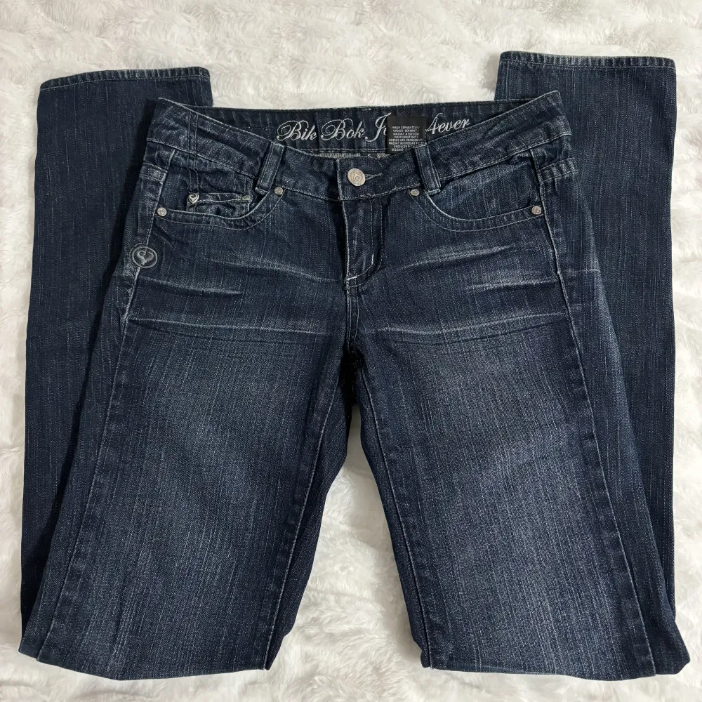 Lågmidjade bootcut jeans. Aldrig använda. Fina detaljer på. . Jeans & Byxor.
