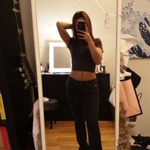 Lågmidjade jeans  - Lågmidjade diesel jeans, vintage och i extra bra skick. Säljer då dem är stora i midjan. Passar npgon med 25/26 i midjan eller storlek 34/36