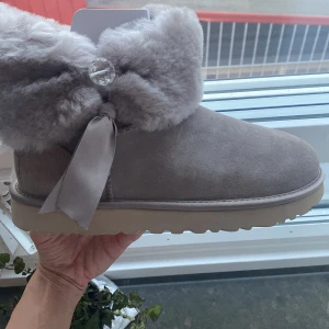 UGG - UGG Grå beiga, helt nya i kartong.