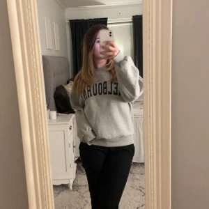 Grå college tröja  - Jätte skön college tröja i en ljusgrå färg från Gina Tricot❤️‍🩹 säljer då den inte kommer till användning