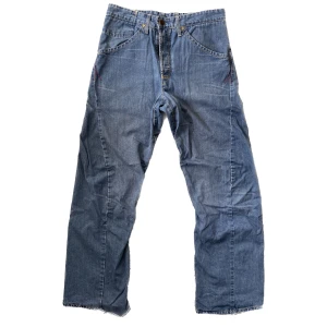 Levis jeans - Snygga baggy jeans från Levis! Inte sätt några defekter. Storleken är borta men mått; 40cm i midjan (mätt rakt över) och 80cm i innerbenslängd.