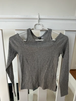 Tröja  - Från h&m, jätte fin tröja som är öppen vid axlarna. 