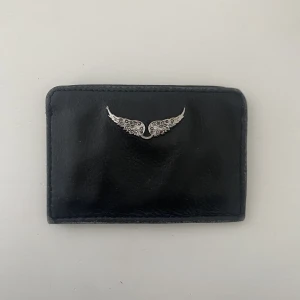 Zadig korthållare - Svin snygg Zadig korhåller, välanvänd fast ändå i bra skick🩷 Ytterst lite slitningar på märket därav priset. Köpt för 850kr o säljer för 350kr. Säljer då jag köpt ny