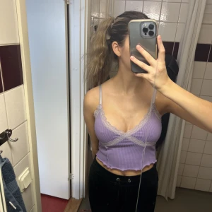 Linne - Lila topp från hm, jättefin men kommer inte till användning längre.🤓🌷