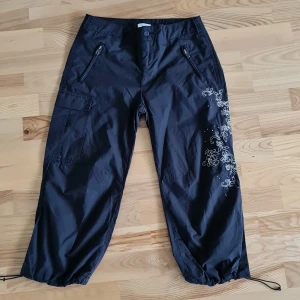 Vintage byxa Nyskick! Stl 36 - Inköpta för 17 år tillbaks,  men aldrig använda! Mörkbruna! Midja 38cmx 2 Längd 80cm Grenhöjd 26cm