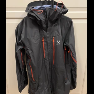 Haglöfsjacka - Tunn haglöfsjacka, som knappt är använd. Bra som skaljacka till skidsäsongen!