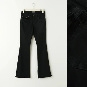 Jeans - super fina bootcut jeans från Gina tricot med låg midja i storlek 36!! Helt slutsålda på hemsidan.                 Nypris 499💞 (jag är 1,60)