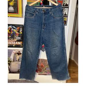 Dunder baggy jeans från southpole! Dom är ursprungligen storlek 34/34 men avklipptta till typ 34/32