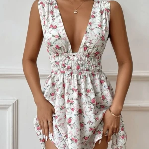 Blommig klånning - Jättesöt vit klänning från SHEIN med rosa blommor på🌸 aldrig använd