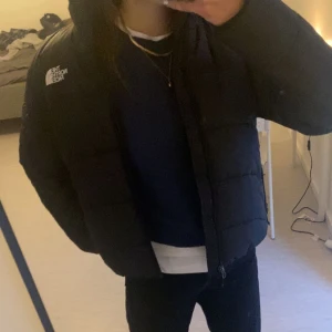 North face jacka -  Säljer min northface jacka då jag kände för en ny! (använde denna i vintras), den är i fint skick och i storlek S. Modellen är något kortare, hör av er om ni undrar något🥰