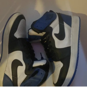Jordan 1s dark blue - Dom har blivit för små köpte dom för 1 månad sen det är storlek 38 i dom och dom är i bra skick användt dom 4 ggr bara 
