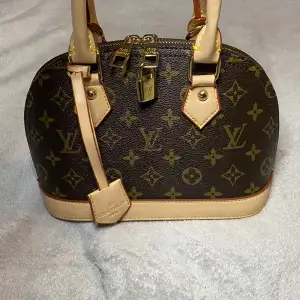 Helt ny Louis Vuitton väska (A kopia) aldrig använt, fin och passar till allt!