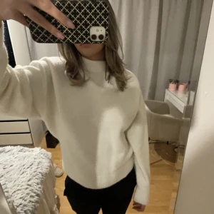 Stickad Zara tröja - Fin stickad tröja från Zara som är sparsamt använd! Köpt i våras men är knappt använd. Hör gärna av dig om du har frågor🥰