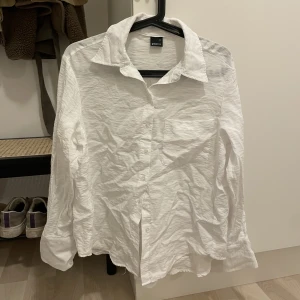 Linneskjorta - Linneskjorta från Gina tricot. Legat vikt i min garderob därav väldigt skrynklig! 