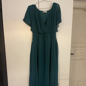 Grön klänning från Goddiva (bubbelroom) - Som ny, endast använd en gång vid studentbalen. Sitter superfint på och är av väldigt skönt material. Storlek XL. Nypris 999kr säljer för 400kr.