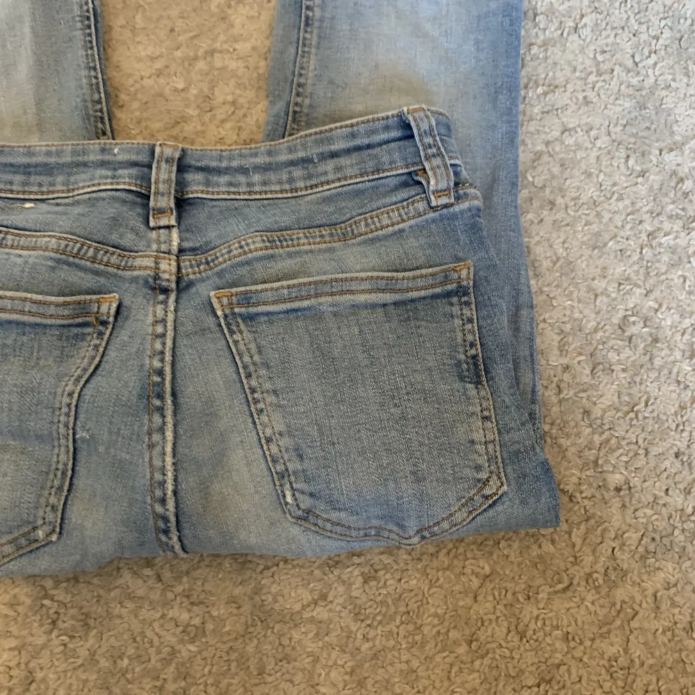 Säljer dessa jättecolla jeans i bra sick . Jeans & Byxor.