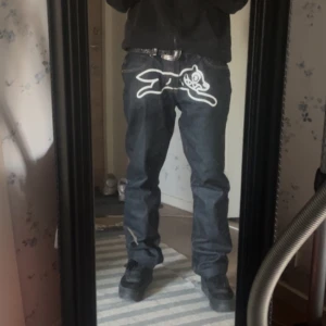 BBC Jeans - Billionaireboysclub jeans storlek 34x32, yttreben 109cm och midja 44cm. skick 9/10, sköna mjuka jeans. Färg mörkblå