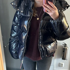 Vinterjacka  - Glansig mörkblå vinterjacka från Tommy hilfiger, midje lång och i väldigt bra skick nästa oanvänd🙌🏼original pris runt 3000 mitt pris 1000 (går att diskutera)