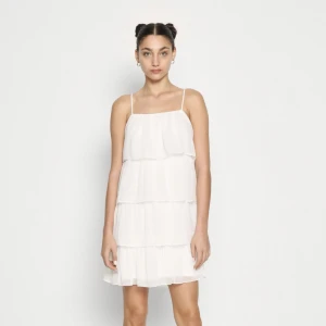 Studentklänning  - Säljer min fina studentklänning från Vila använd 1 gång! Super bra skick! Slutsåld på hemsidan!🫶🏼 