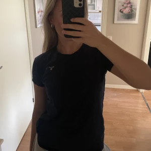 Gant T-shirt  - Marinblå T-shirt från Gant. Köpt på kidsbrandatore i storlek 158/164, lite som en XS. Superfin och stilren ❤️