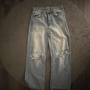 Jeans - Storlek L, högmidjade  De är använda rätt så mycket förr men inte nu på ett långt tag. Köpta ifrån lager 157. Köpta för 300kr
